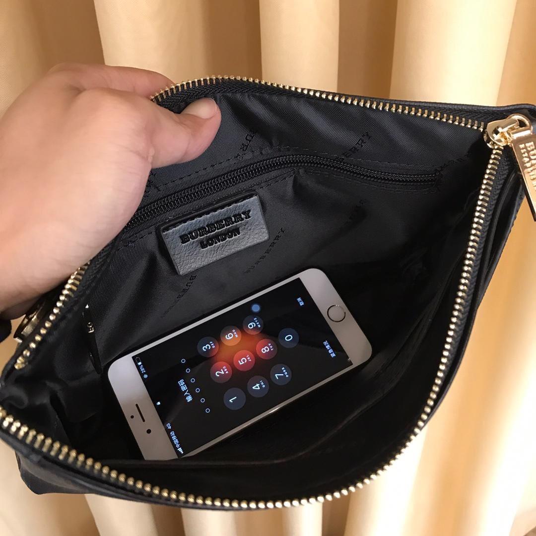 Ví nam Burberry siêu cấp cầm tay họa tiết kẻ ngang màu xanh VNB23