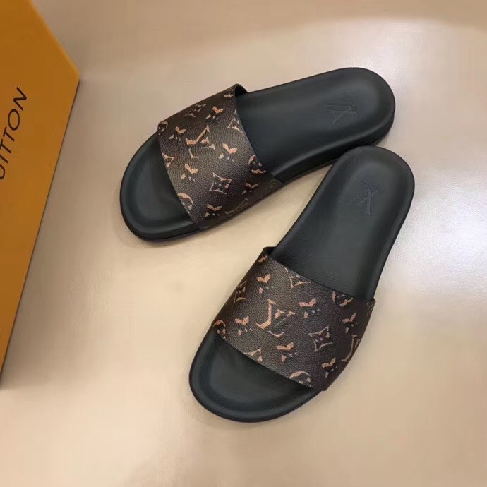Dép Louis Vuitton siêu cấp nam đế đen quai nâu họa tiết hoa vàng DLV03