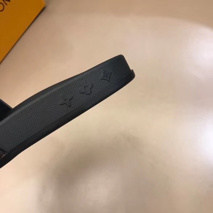 Dép Louis Vuitton siêu cấp nam đế đen quai nâu họa tiết hoa vàng DLV03