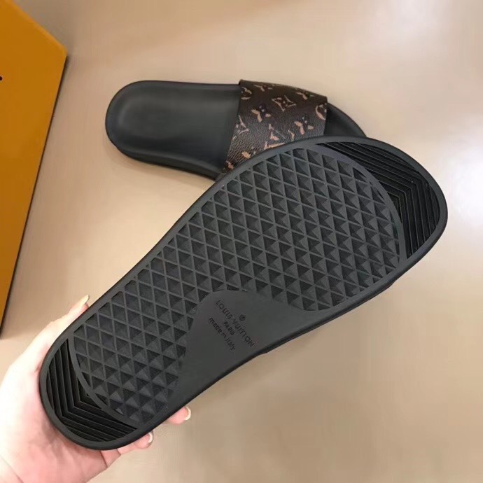 Dép Louis Vuitton siêu cấp nam đế đen quai nâu họa tiết hoa vàng DLV03