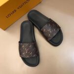 Dép Louis Vuitton siêu cấp nam đế đen quai nâu họa tiết hoa vàng DLV03