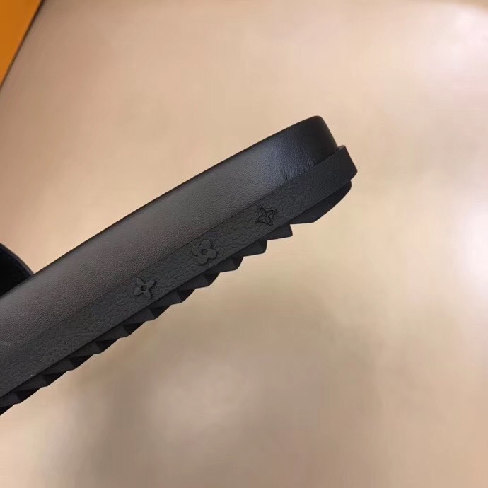 Dép Louis Vuitton siêu cấp nam màu đen quai ngang DLV12