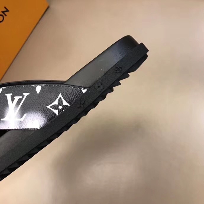 Dép Louis Vuitton siêu cấp nam quai chéo họa tiết quai trắng DLV23