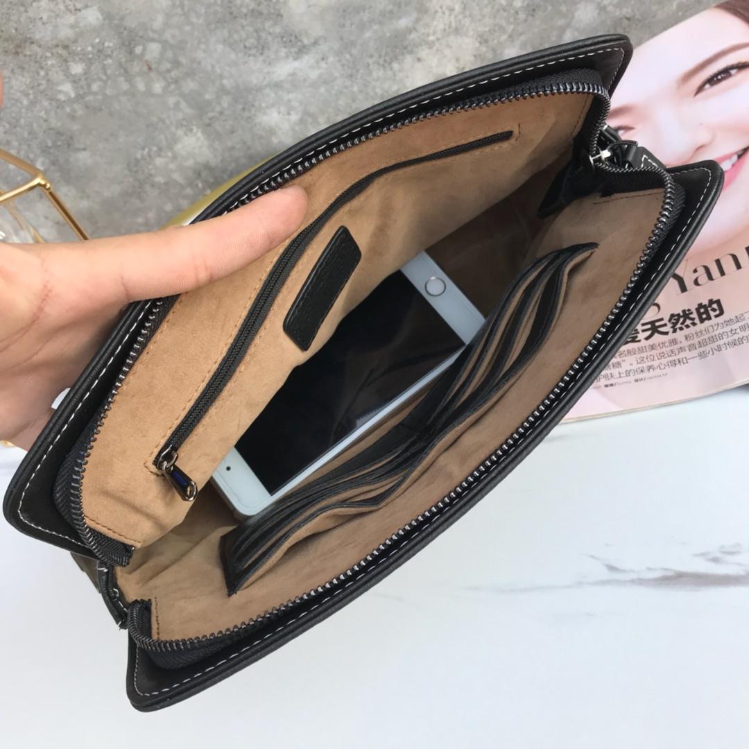 Ví nam Louis Vuitton siêu cấp cầm tay họa tiết da nhăn màu đen VNLV65