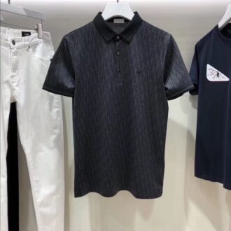 Áo Dior nam siêu cấp họa tiết logo viền cổ màu đen AODO02