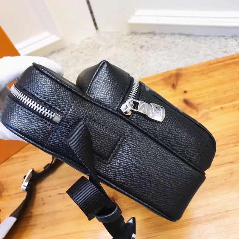 Túi đeo chéo Louis Vuitton siêu cấp họa tiết hoa đen TDCLV11