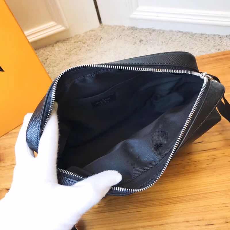 Túi đeo chéo Louis Vuitton siêu cấp họa tiết hoa đen TDCLV11