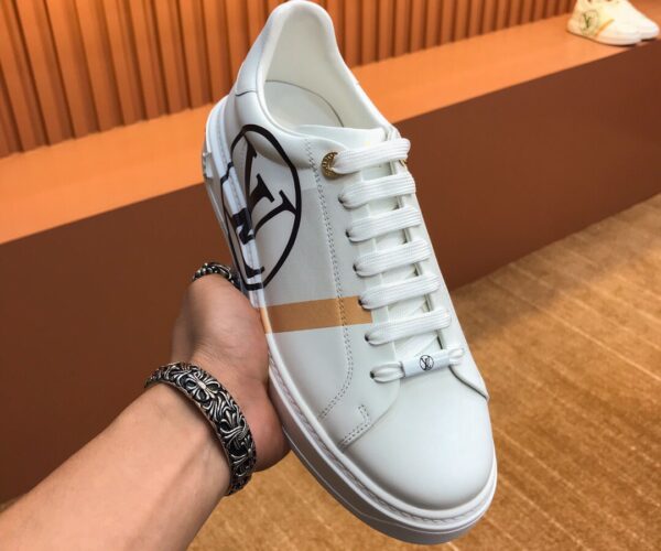 Giày nam Louis Vuitton siêu cấp hoạ tiết logo màu trắng viền kẻ vàng GNLV69