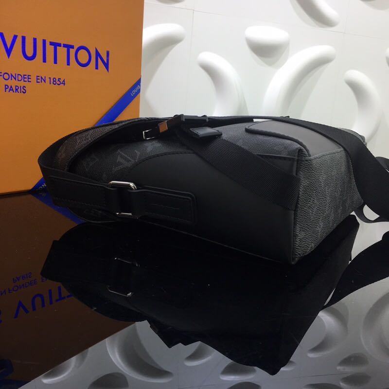 Túi đeo chéo Louis Vuitton siêu cấp họa tiết hoa đen TDCLV14