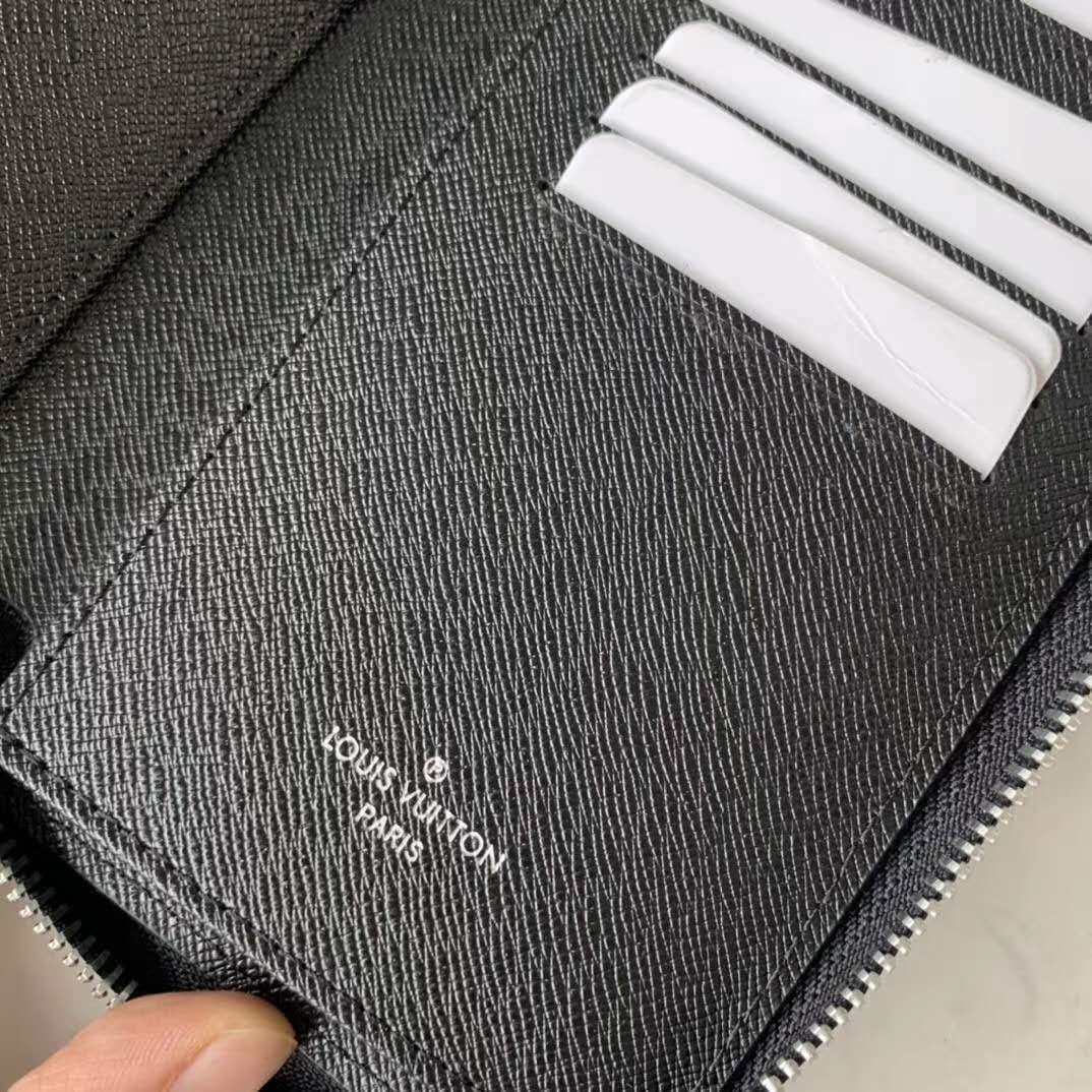 Ví nam Louis Vuitton like au khóa kéo taiga logo dập nổi VNLV77