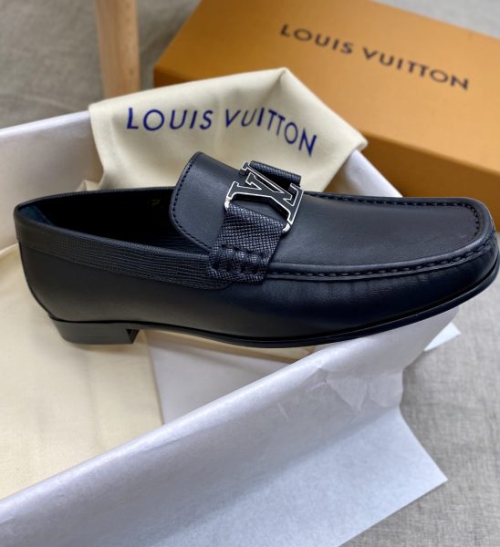 Giày lười Louis Vuitton đế cao like auth da trơn khóa viền đen trắng GLLV122