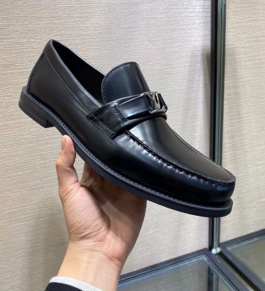 Giày lười Louis Vuitton like au đế cao da bóng màu đen GLLV117