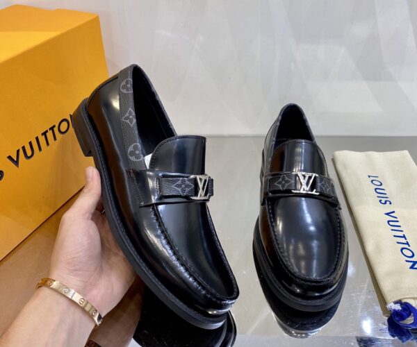 Giày lười Louis Vuitton like au đế cao da bóng màu đen viền cổ hoa GLLV120