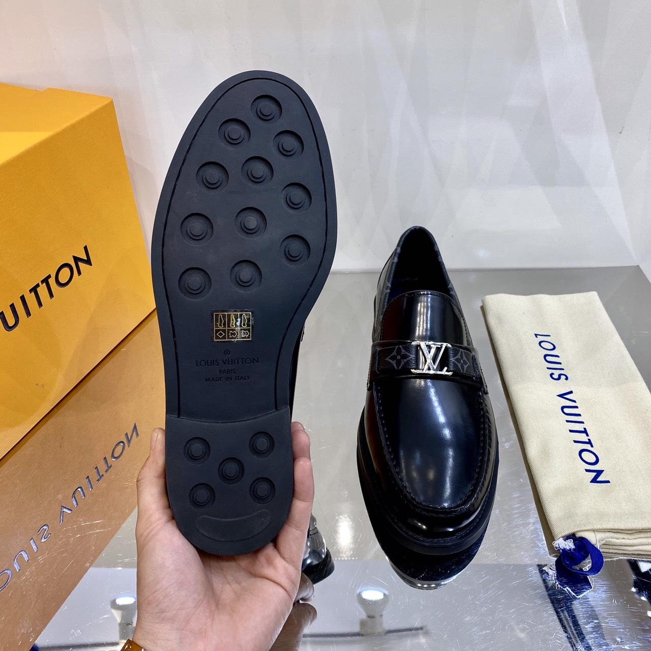 Giày lười Louis Vuitton like au đế cao da bóng màu đen viền cổ hoa GLLV120