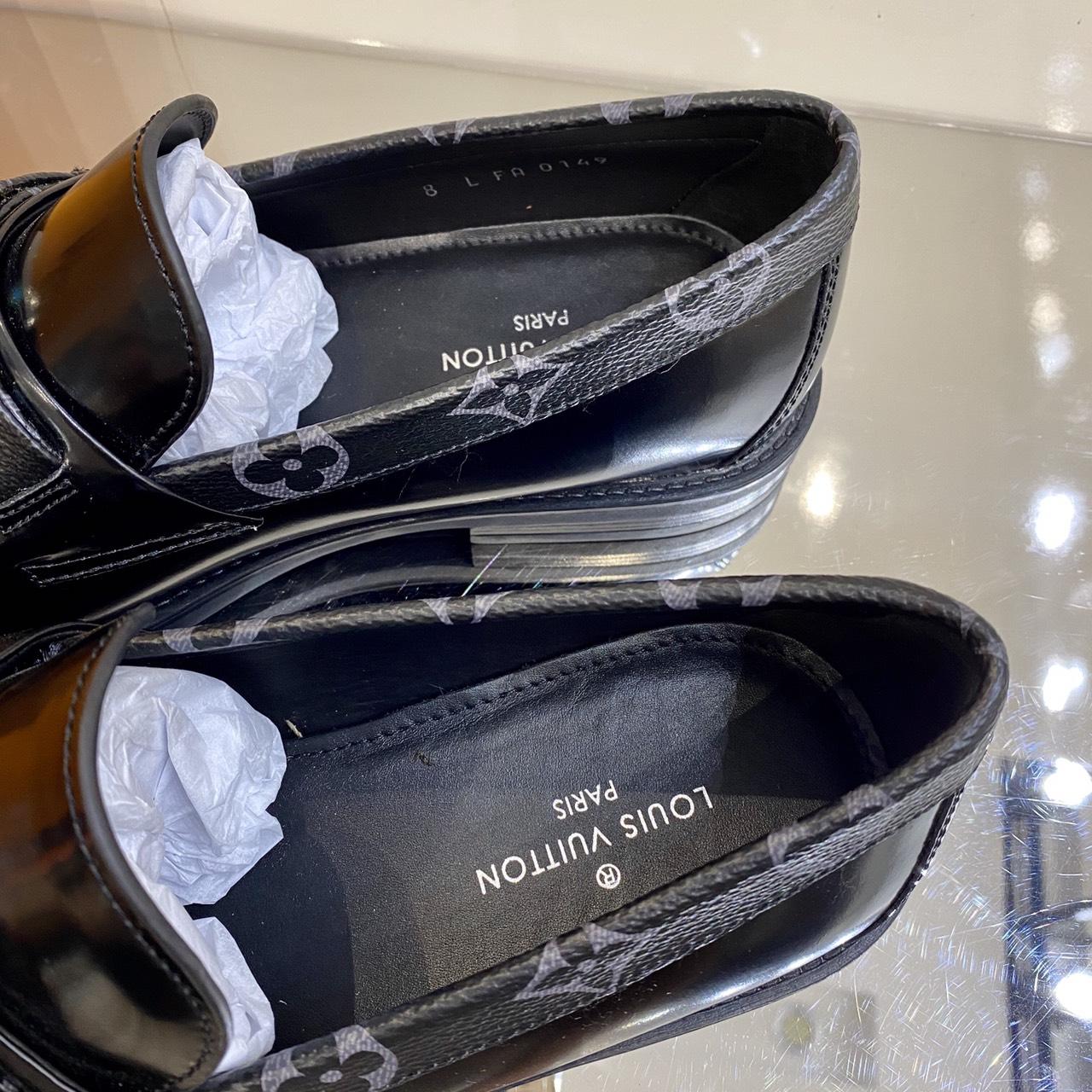 Giày lười Louis Vuitton like au đế cao da bóng màu đen viền cổ hoa GLLV120