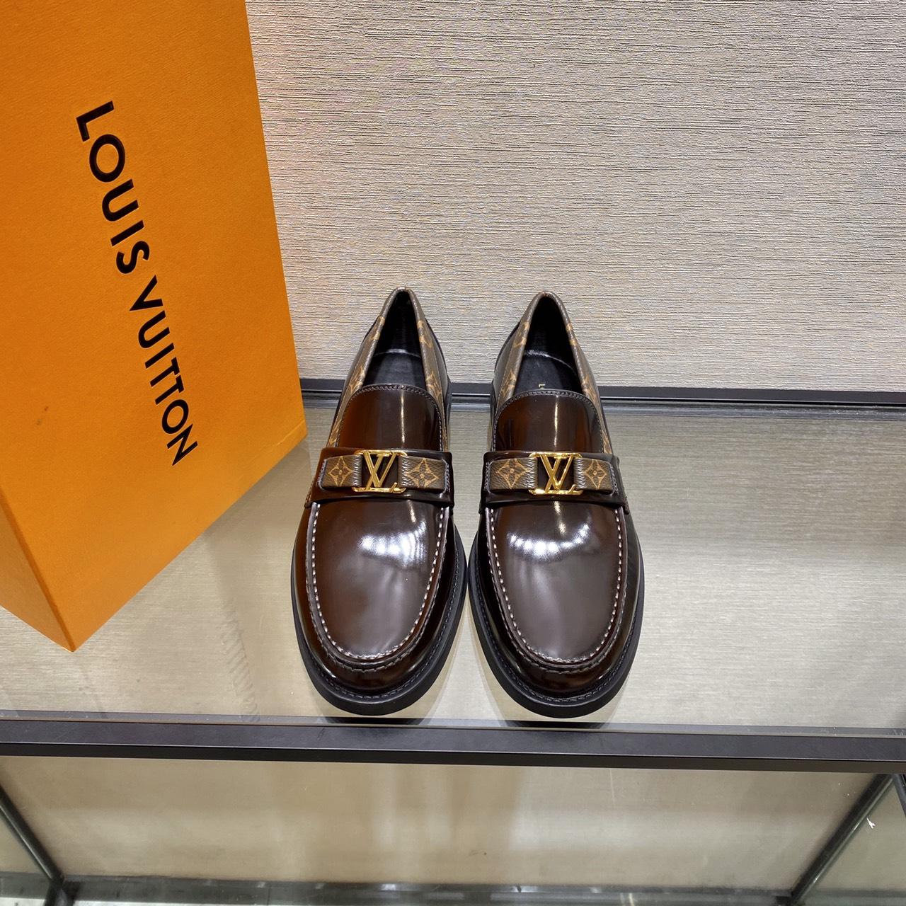 Giày lười Louis Vuitton like au đế cao da bóng màu đen viền cổ hoa GLLV120