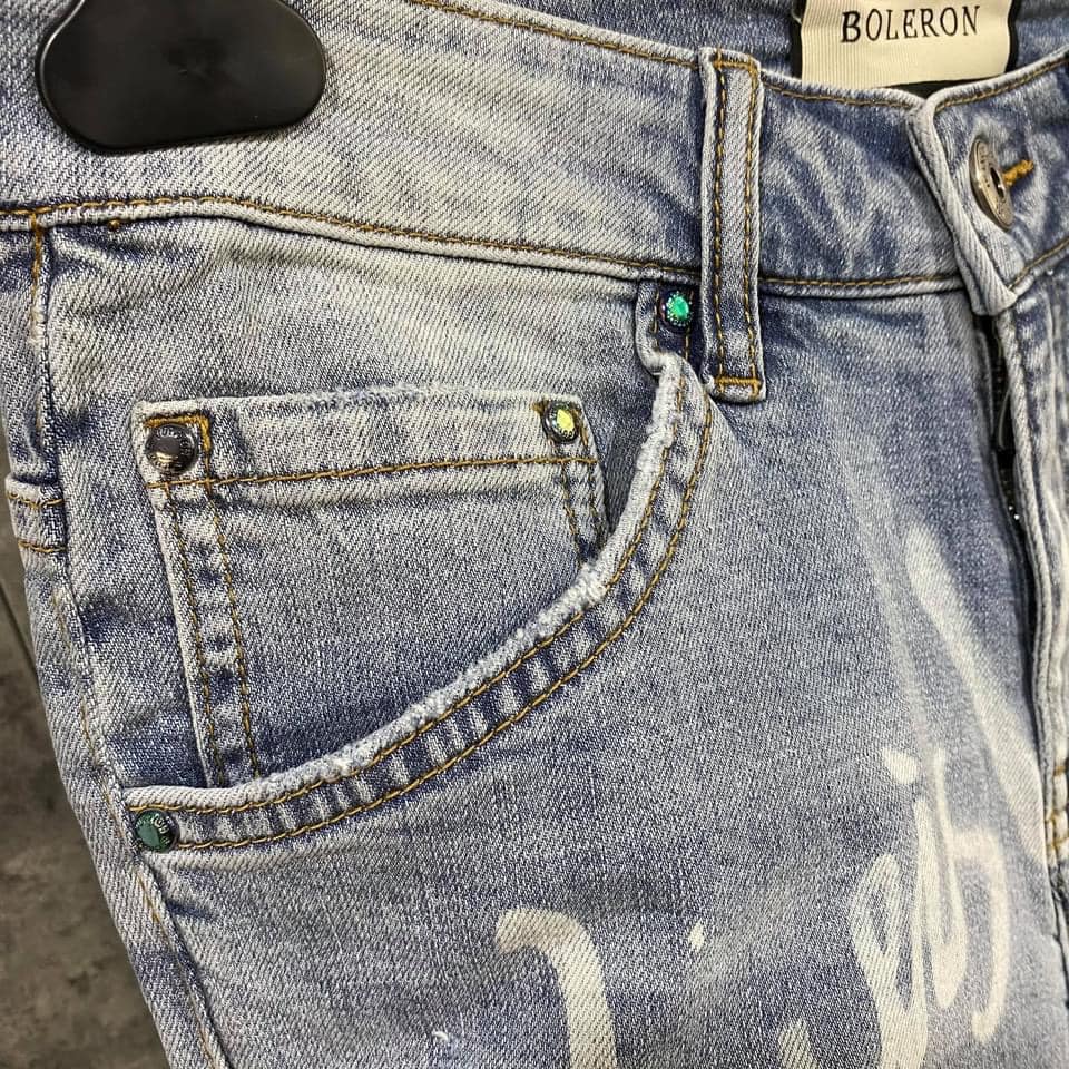 Quần bò Louis Vuitton siêu cấp rách xước họa tiết chữ QNLV03