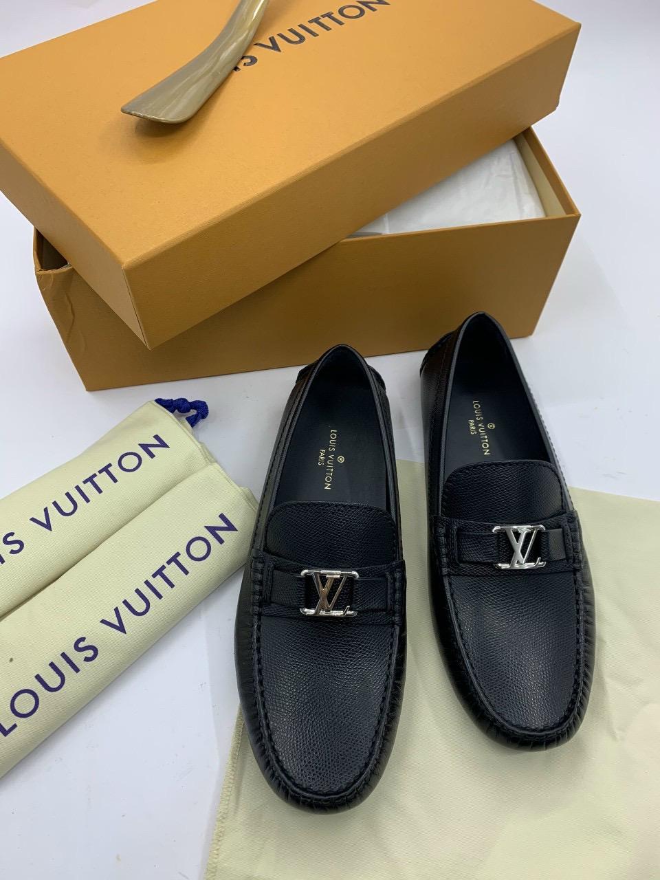 Giày lười Louis Vuitton like au da taiga khóa nhỏ màu đen GLLV123
