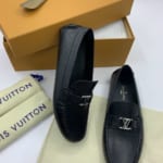 Giày lười Louis Vuitton like au da taiga khóa nhỏ màu đen GLLV123