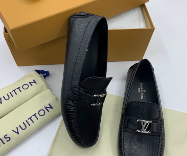 Giày lười Louis Vuitton like au da taiga khóa nhỏ màu đen GLLV123