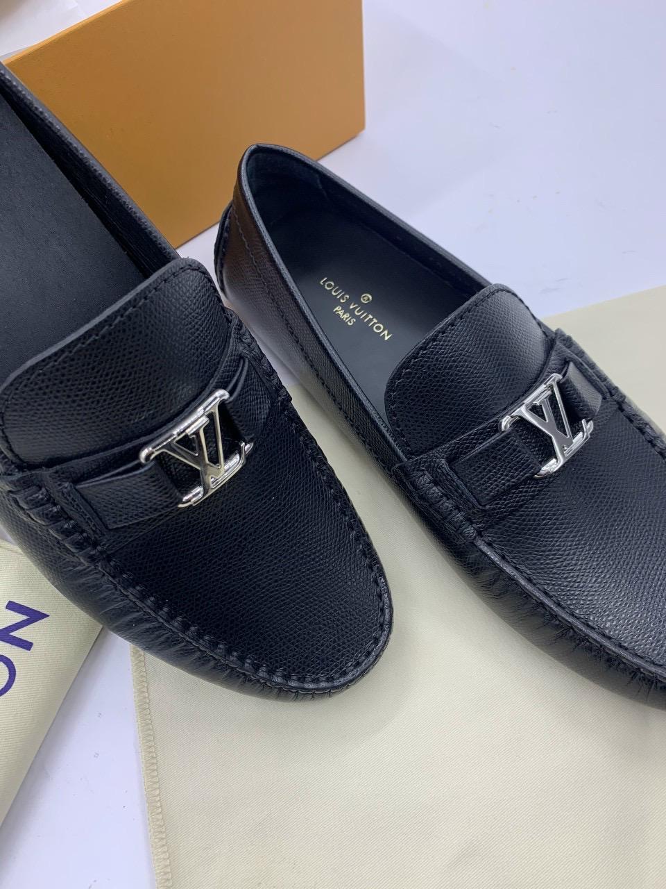 Giày lười Louis Vuitton like au da taiga khóa nhỏ màu đen GLLV123