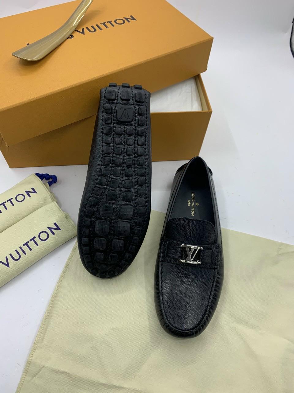 Giày lười Louis Vuitton like au da taiga khóa nhỏ màu đen GLLV123