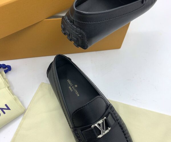 Giày lười Louis Vuitton like au da taiga khóa nhỏ màu đen GLLV123