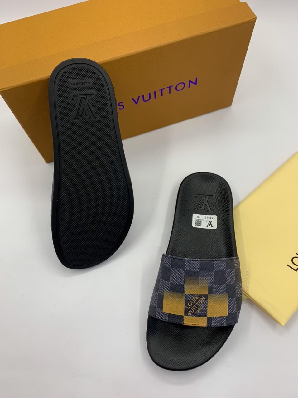 Dép Louis Vuitton nam siêu cấp quai ngang họa tiết caro đen vàng DLV37