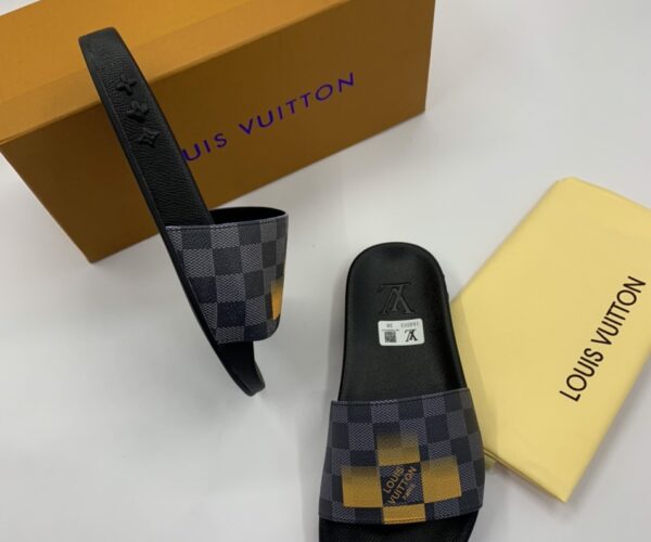 Dép Louis Vuitton nam siêu cấp quai ngang họa tiết caro đen vàng DLV37