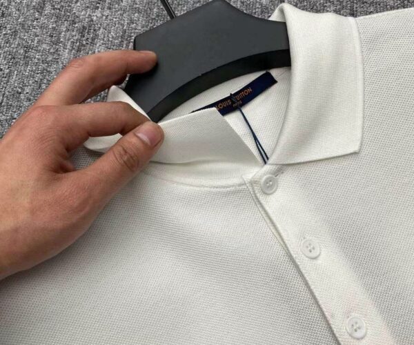 Áo nam Louis Vuitton siêu cấp màu trắng họa tiết logo ngực AOLV08