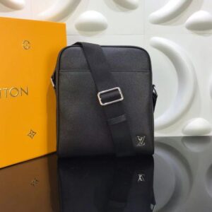 Túi đeo chéo Louis Vuitton like au da taiga hoạ tiết logo nổi TDCLV20