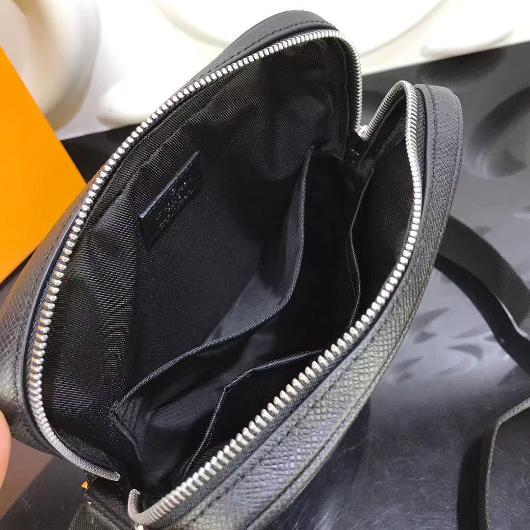 Túi đeo chéo Louis Vuitton like au da taiga hoạ tiết logo nổi TDCLV20