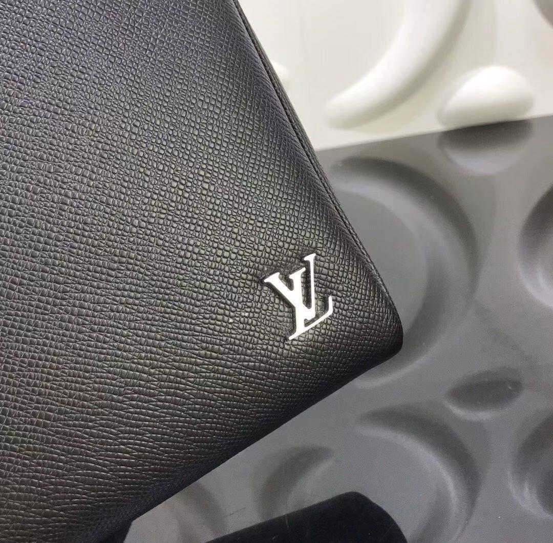 Túi đeo chéo Louis Vuitton like au da taiga hoạ tiết logo nổi TDCLV20