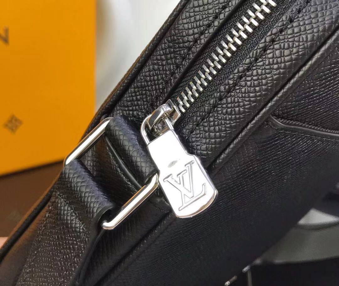 Túi đeo chéo Louis Vuitton like au da taiga hoạ tiết logo nổi TDCLV20