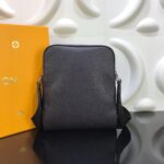 Túi đeo chéo Louis Vuitton like au da taiga hoạ tiết logo nổi TDCLV20