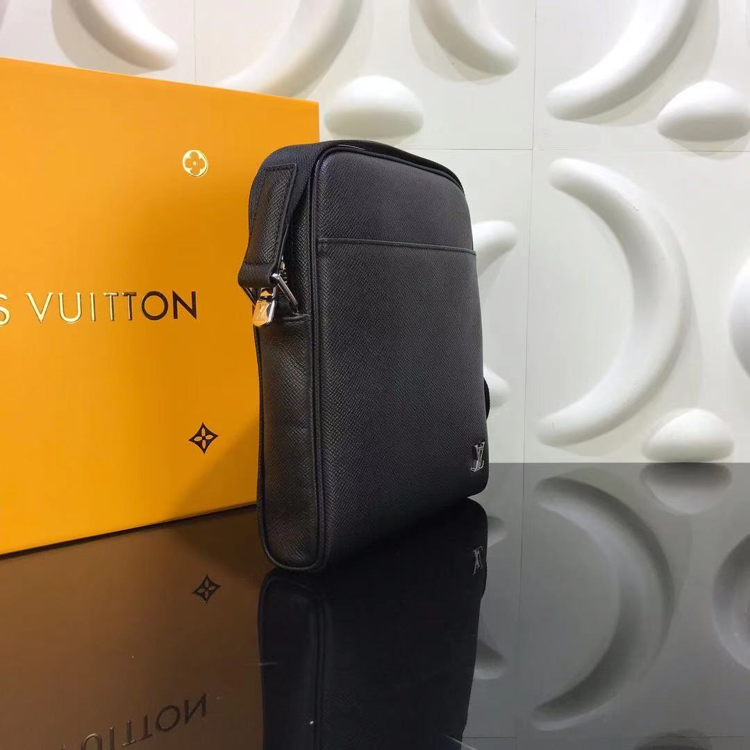Túi đeo chéo Louis Vuitton like au da taiga hoạ tiết logo nổi TDCLV20