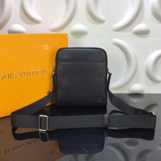 Túi đeo chéo Louis Vuitton like au da taiga hoạ tiết logo nổi TDCLV20