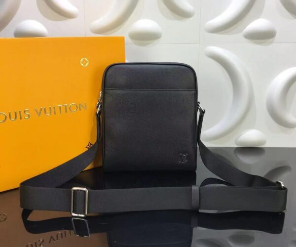 Túi đeo chéo Louis Vuitton like au da taiga hoạ tiết logo nổi TDCLV20