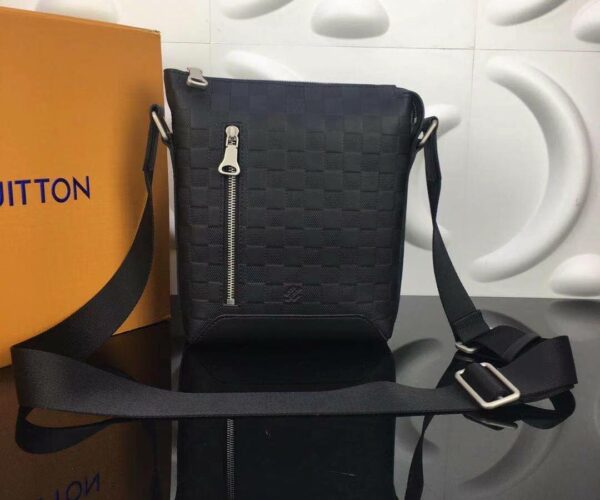 Túi đeo chéo Louis Vuitton like au hoạ tiết caro dập chìm khoá dọc TDCLV17