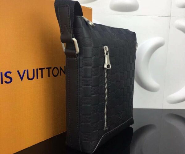 Túi đeo chéo Louis Vuitton like au hoạ tiết caro dập chìm khoá dọc TDCLV17