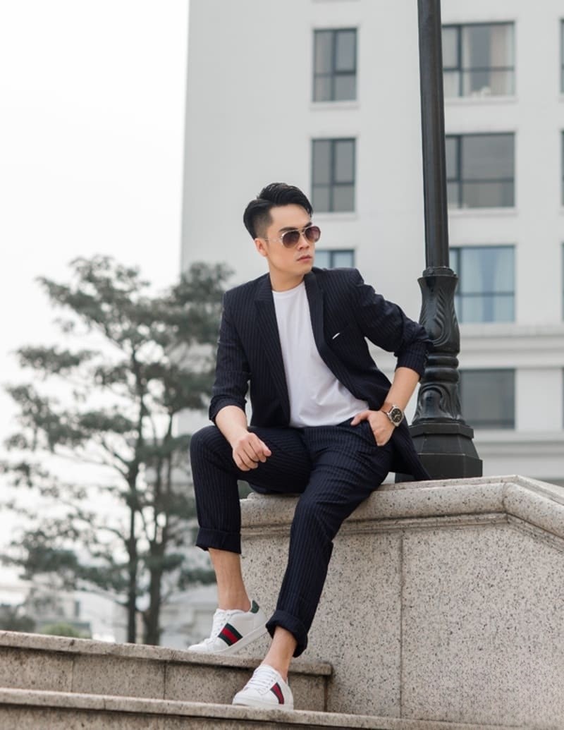 Giày Gucci với áo thun