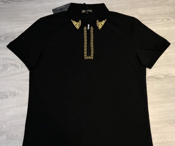 Áo phông Versace siêu cấp full đen họa tiết thêu chỉ vàng ở cổ APV04