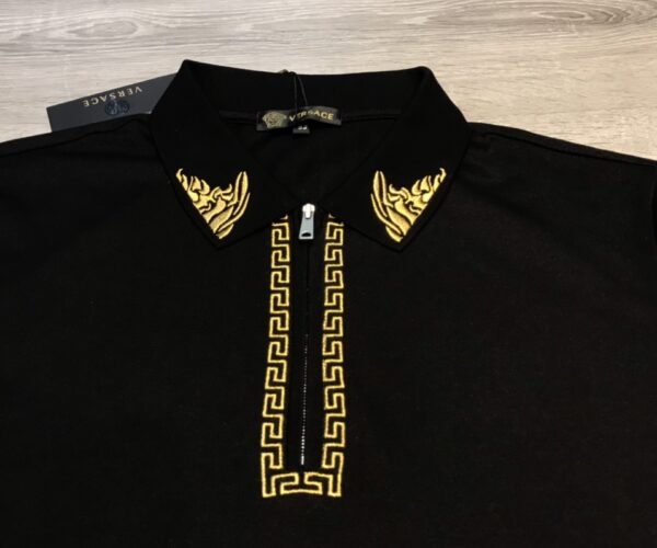 Áo phông Versace siêu cấp full đen họa tiết thêu chỉ vàng ở cổ APV04