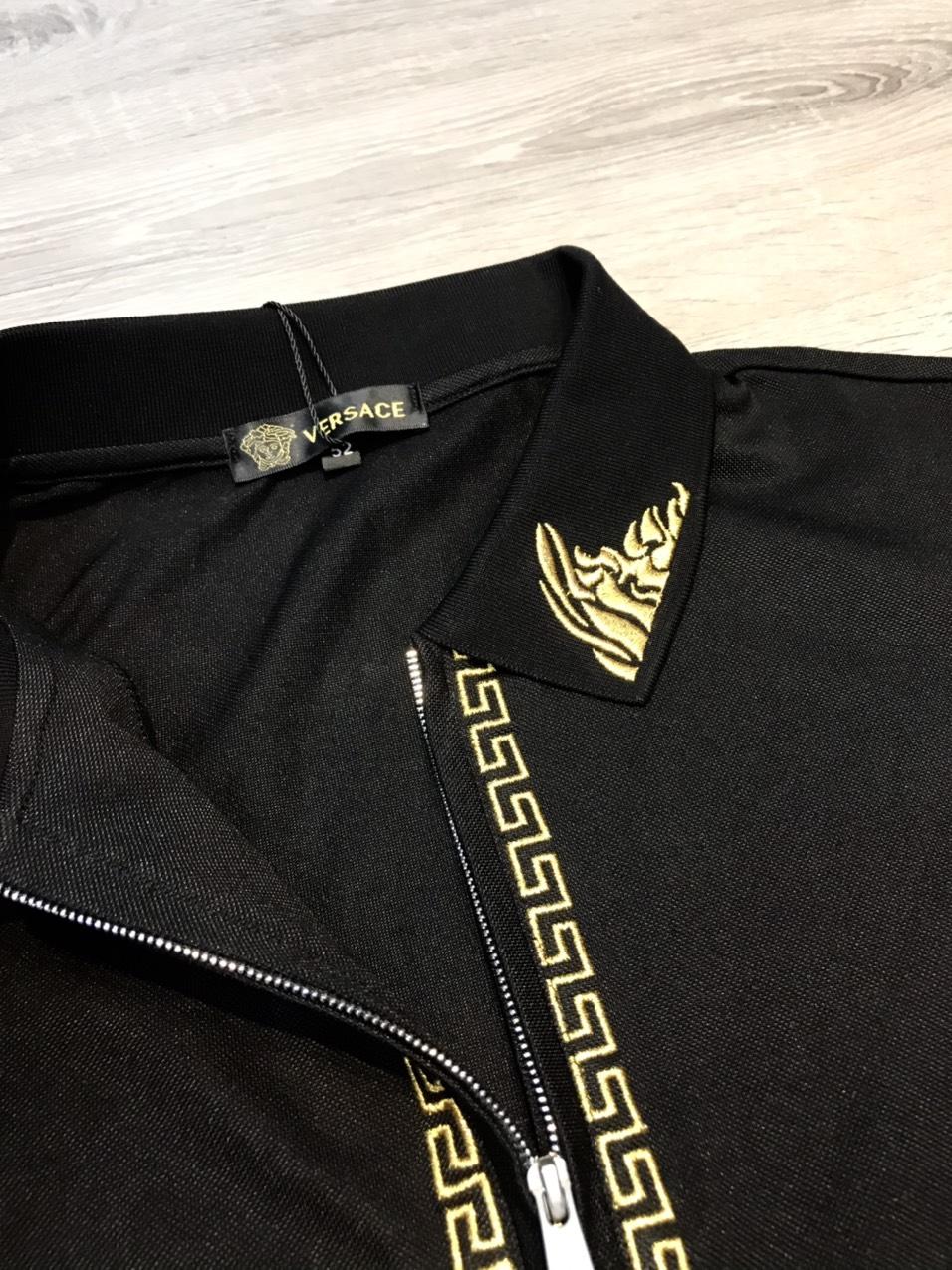 Áo phông Versace siêu cấp full đen họa tiết thêu chỉ vàng ở cổ APV04