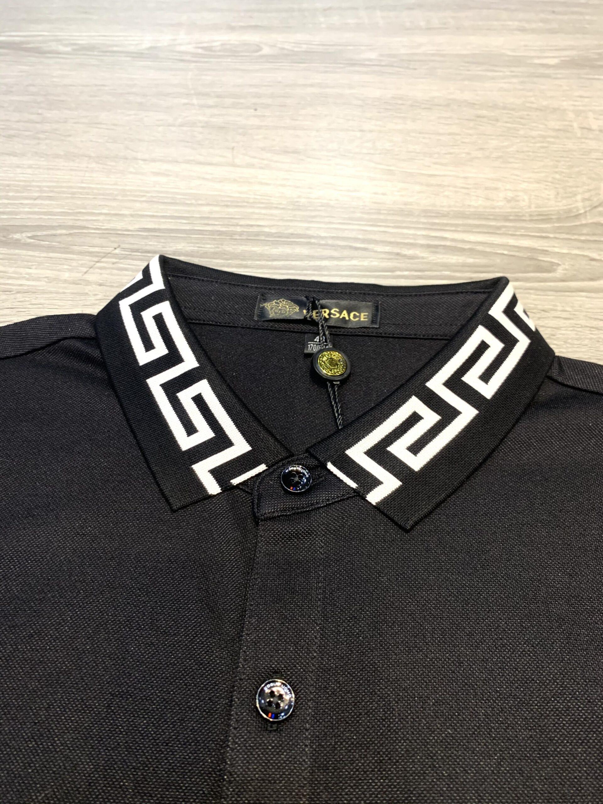 Áo phông Versac siêu cấp full đen phối họa tiết chữ trắng ở cổ và gấu áo APV02