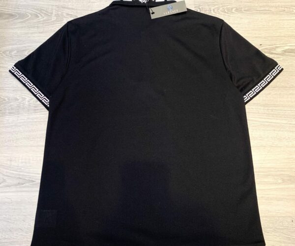 Áo phông Versac siêu cấp full đen phối họa tiết chữ trắng ở cổ và gấu áo APV02