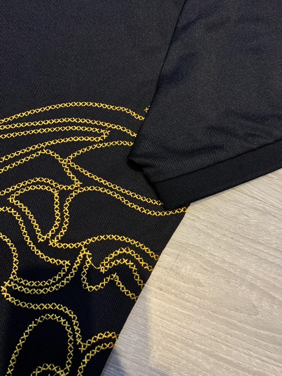 Áo phông Versace siêu cấp full đen thêu chỉ vàng hai bên eo APV03