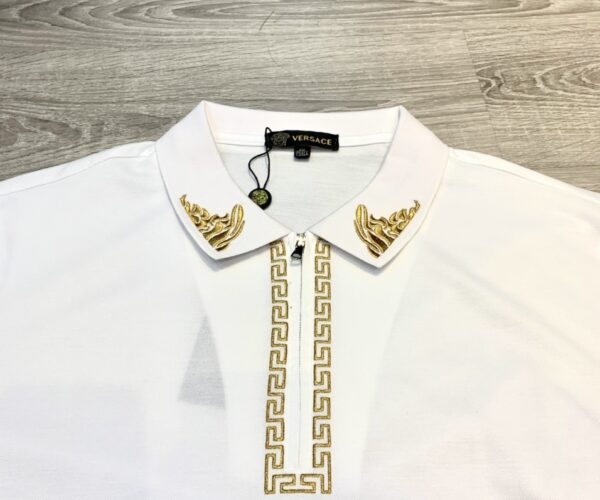 Áo phông Versace siêu cấp trắng họa tiết thêu chỉ vàng ở cổ APV05