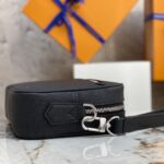 Clutch cầm tay LV Pochette Kasai màu đen da taiga log chìm Like Auth