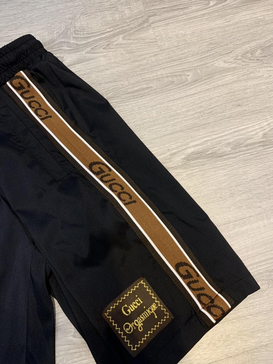 Quần short Gucci siêu cấp đen viền nâu 2 bên QSG2118